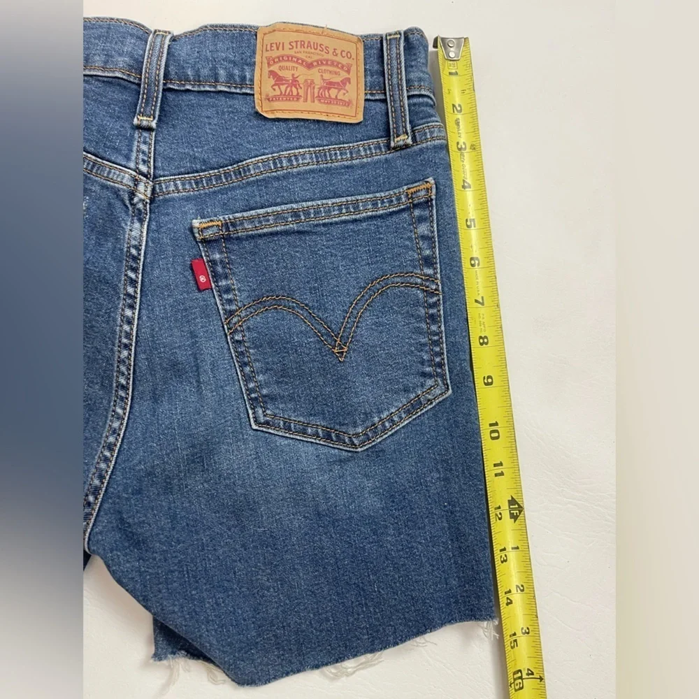 Levi’s Wedgie Skinny Denim Shorts Women’s Size 27 High Rise Raw Hem Medium Wash - Picture 6 of 8